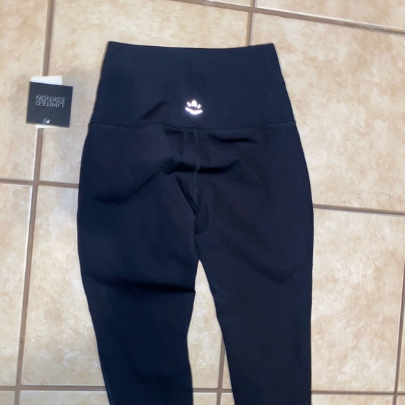 Beyond yoga limited quantity legging NWT - Picture 8 of 8